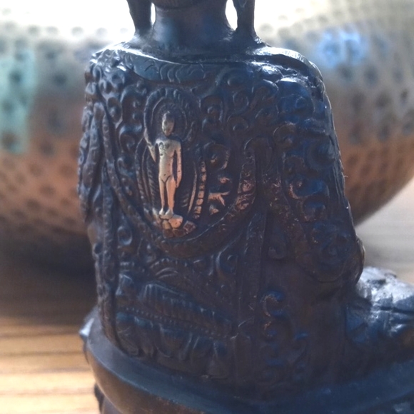 Bronze and Brass Sitting Buddha on a Lotus Flower Sculpture Figurine - Picture 4 of 16